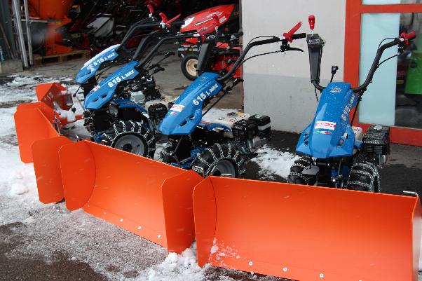 Eigene Schneepflüge der Hässig AG im Wintereinsatz